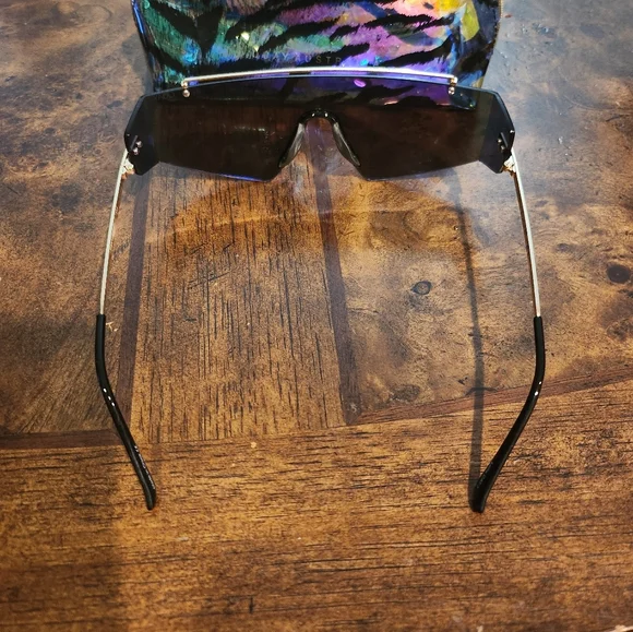 Quay Transcend sunglasses with case - www.mariabhaisaheb.com display picture 1